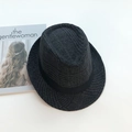 Détail d'un chapeau fedora en laine à carreaux gris foncé avec ruban noir et magazine mode - M (56-58cm) / Noir