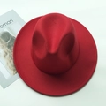 Draufsicht auf einen roten Filzhut im Fedora-Stil mit klassisch eingedellter Krone - Kinder / Rot