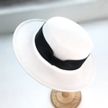 Détail du chapeau de feutre blanc avec ruban noir sur un support en bois massif - M (56-58cm) / Blanc