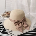 Detailopname van beige strohoed met een grote donkerbruine zijden lintstrik decor - M (56-58cm) / Beige