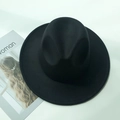 Minimalistischer schwarzer Fedora-Hut aus Wollfilz in der Draufsicht auf weißem Grund - Kinder / Schwarz