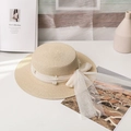 Elegante strohoed met platte bovenkant, wit gaaslint en verfijnde parelversiering - M(56-58cm) / Beige