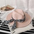 Dettaglio cappello in paglia rosa con elegante nastro paisley bianco e nero e tesa larga - M (56-58cm) / Rosa