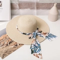 Vista detallada del sombrero de paja de ala ancha con elegante lazo de cinta floral - M / Beige