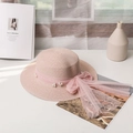 Detail van roze strohoed met mesh strik en parels op een elegante witte tafel - M(56-58cm) / Roze