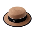 Klassischer brauner Strohhut im Boater-Stil mit schwarzem Band und M-Logo aus Metall - M (56-58cm) / Khaki