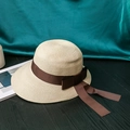 Dettaglio della trama del cappello di paglia con elegante fiocco di raso marrone - M (56-58cm) / Beige