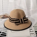 Detalle de un sombrero de paja con lazo a rayas y borde negro sobre una silla - M (56-58cm) / Caqui