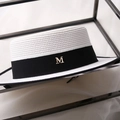 Weißer Strohhut in Boater-Form mit schwarzem Band und goldenem M-Detail für Damen - M (56-58cm) / Weiß
