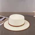 Détail d'un chapeau de paille à haut plat avec bande en cuir brun et boucle dorée - M (56-58cm) / Crème