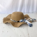 Sombrero de paja para mujer con ala ondulada, perlas y cinta floral de verano - M (56-58cm) / Caqui