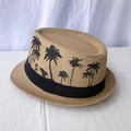 Gros plan détaillé d'un chapeau de paille avec motifs de palmiers et ruban décoratif - M (56-58cm) / Khaki