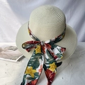Détail d'un chapeau de paille à larges bords avec ruban floral et grand nœud décoratif - M (56-58cm) / Blanc Lait