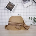 Detalle de la textura de paja natural y lazo de cinta de seda en sombrero de verano caqui - M (56-58cm) / Caqui