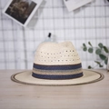 Cappello di paglia da uomo stile fedora con nastro a righe su un tavolo di legno chiaro - M (56-58cm) / Beige
