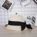 Elegante sombrero cloché de paja beige para mujer con un gran lazo de satén negro - M (56-58cm) / Beige