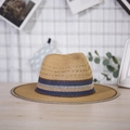 Dettaglio di un cappello di paglia con fascia blu e bianca su una superficie in legno - M (56-58cm) / Cachi
