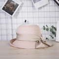 Sombrero de paja trenzada rosa para mujer con lazo de satén champán sobre madera clara - M (56-58cm) / Rosa Carne