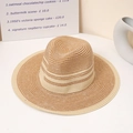 Dettaglio di un cappello di paglia intrecciato beige e marrone con nastro su tavolo minimale - M (56-58cm) / Cachi