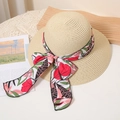 Detailopname van handgemaakte strooien zonnehoed met bloemenlint en zomerse sfeer - M / Beige