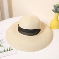 Strohoed met brede rand voor dames met zwart lint, stijlvolle zomerse strandhoed tegen zon - M (56-58cm) / Beige