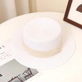 Dettaglio di un cappello di paglia bianco a cima piatta con nastro beige e pieghe - M (56-58cm) / Bianco puro con nastro beige