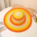 Detail van de strooien zonnehoed met brede rand, oranje-gele strepen en geweven structuur - M (56-58cm) / Oranje Rand