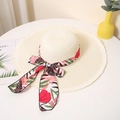 Detailopname van zomerse strohoed met bloemenlint op een witte gedecoreerde tafel - M (56-58cm) / Melkwit