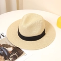 Vista dall'alto di un cappello di paglia traspirante con nastro nero su scrivania bianca - M (56-58cm) / Beige