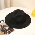 Dettaglio di cappello da sole nero intrecciato con nastro su un tavolo bianco - M (56-58cm) / Nero