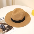 Vista dettagliata di un cappello di paglia marrone con nastro nero su un tavolo - M (56-58cm) / Cachi