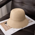 Detalle de un sombrero cloche de paja tejida con adornos de perlas elegantes - M (56-58cm) / Beige