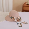 Dettaglio cappello di paglia rosa chiaro con nastro floreale e tesa larga da sole - M / Rosa Carne