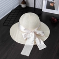 Elegante sombrero de paja de ala ancha con lazo de seda rosa y perlas para el verano - M / Blanco Leche