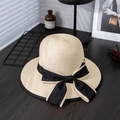 Sombrero de paja de ala ancha con lazo negro elegante sobre fondo de madera - M (56-58cm) / Beige