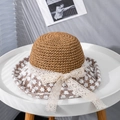 Detalle de sombrero de paja con bordado de margaritas y lazo de encaje blanco elegante - M (56-58cm) / Caqui