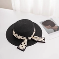 Detalle de sombrero de paja negro de copa plana con cinta de lunares y lazo elegante - M / Negro