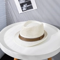 Dettaglio della trama traforata traspirante e nastro a righe sul cappello di paglia bianco - M (56-58cm) / Bianco Latte