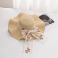 Detail of woven straw sun hat featuring white lace ribbon with rose embroidery - M (56-58cm) / Beige