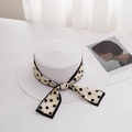 Detalle del sombrero de paja blanco con cinta chic de lunares negros y elegante lazo lateral - M / Blanco
