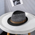Dettaglio di un cappello fedora in paglia intrecciata con trame traspiranti bianche e nere - M (56-58cm) / Nero