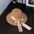 Detalle de un sombrero de paja elegante con tejido fino, perlas y un lazo de satén - M / Caqui
