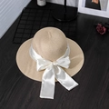 Elegante sombrero de paja beige con tira de perlas y gran lazo de satén para mujer - M / Beige