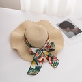 Detalle de sombrero de paja con ala ondulada y cinta floral con lazo decorativo - M (56-58cm) / Beige