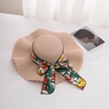Detalle de sombrero de paja con ala ondulada festoneada y lazo de cinta de seda floral - M (56-58cm) / Rosa Carne