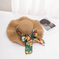Vista detallada del borde ondulado del sombrero de paja y la cinta de seda floral - M (56-58cm) / Caqui