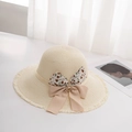 Detalle de sombrero de paja con lazo floral, hebilla de strass y borde deshilachado - M / Blanco Leche