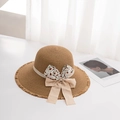 Detalle de sombrero de paja con lazo floral, hebilla de perlas y bordes deshilachados - M / Caqui
