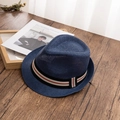 Dettaglio del cappello di paglia blu navy con nastro a righe su tavolo in legno - M(56-58cm) / Blu Notte