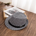 Κλασικό καπέλο fedora με μοτίβο houndstooth και μαύρη κορδέλα σε ξύλινο τραπέζι - Ασπρόμαυρο Patchwork